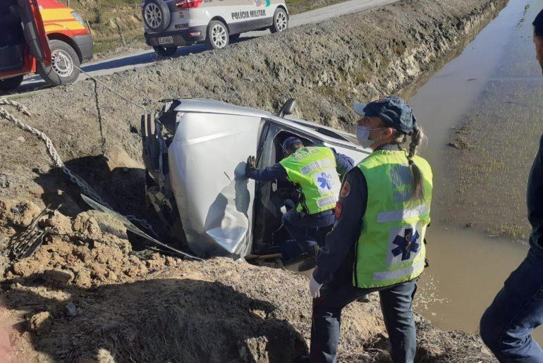 Condutor perde o controle do veículo e cai dentro de arrozeira 