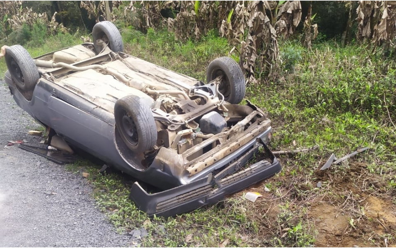 Condutor supostamente embriagado capota veículo no interior de Ituporanga