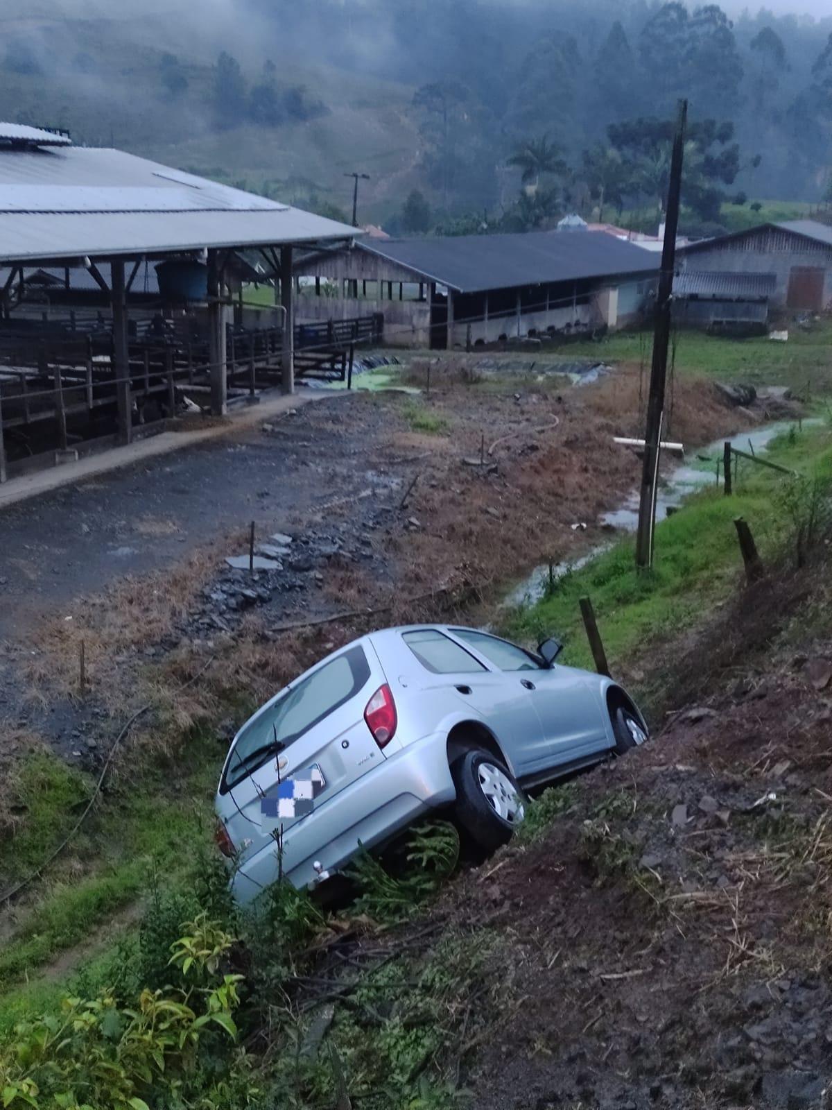 Condutora é conduzida ao hospital após saída de pista na SC-110 em Petrolândia 