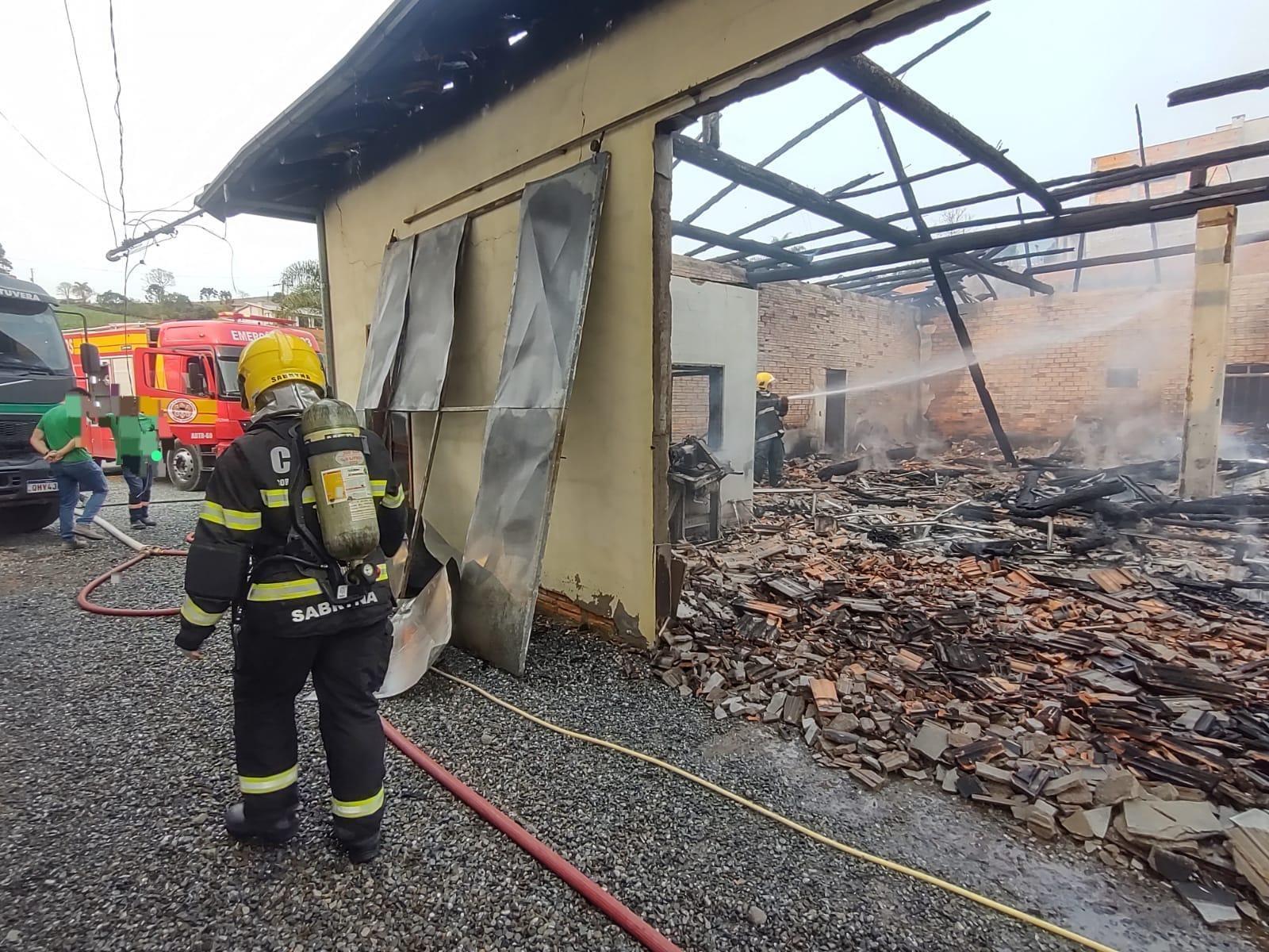 Confecção fica destruída por incêndio em Vidal Ramos