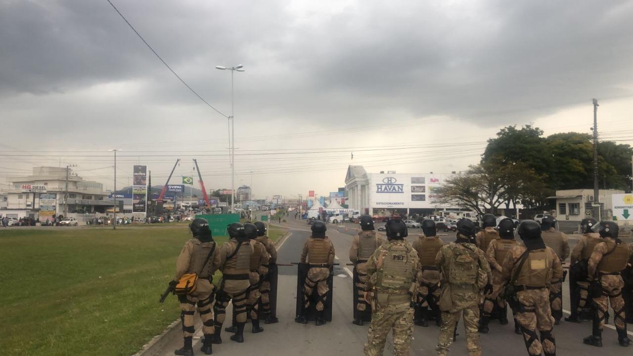 Bloqueio na BR-470 tem resistência de manifestantes e muita confusão; com Tropa de Choque precisando intervir