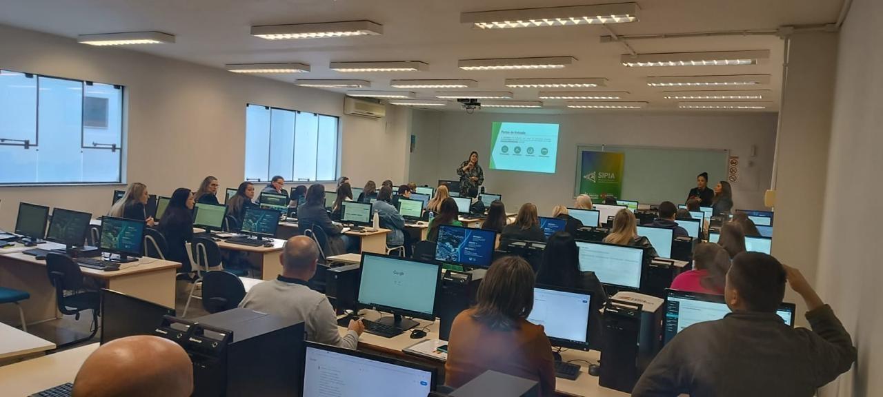 Conselheiros tutelares do Alto Vale participam de curso