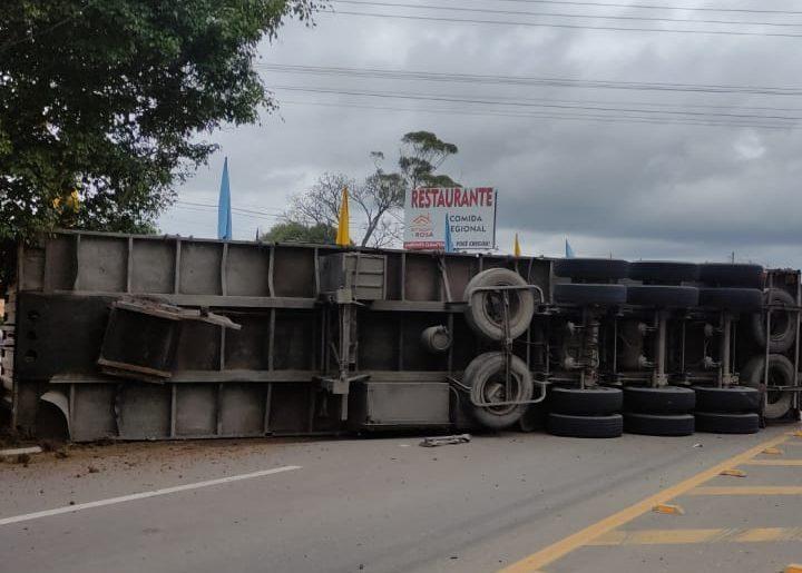 Container tomba sobre a pista após acidente na BR-470 em Lontras