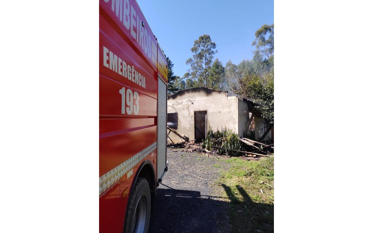 Corpo de Bombeiros de Ituporanga atendem quatro ocorrências de incêndio; duas em residência e duas em reflorestamento