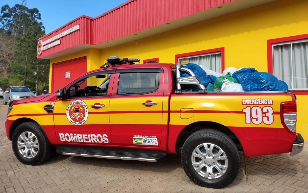 Corpo de Bombeiros de Ituporanga faz primeira entrega de donativos da Campanha do Agasalho