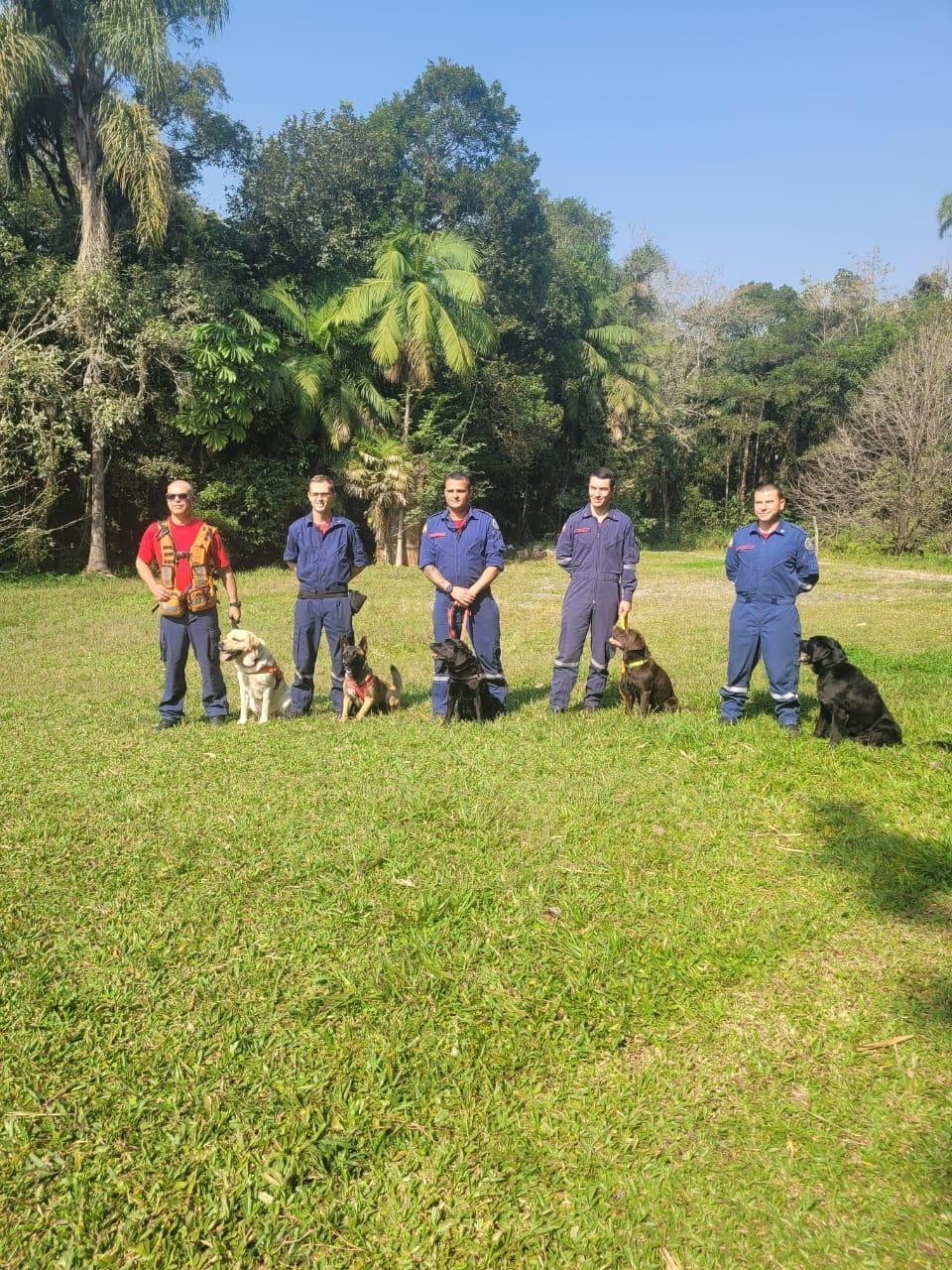 Corpo de Bombeiros Militar de SC realiza treinamento com cães de resgate em Lontras