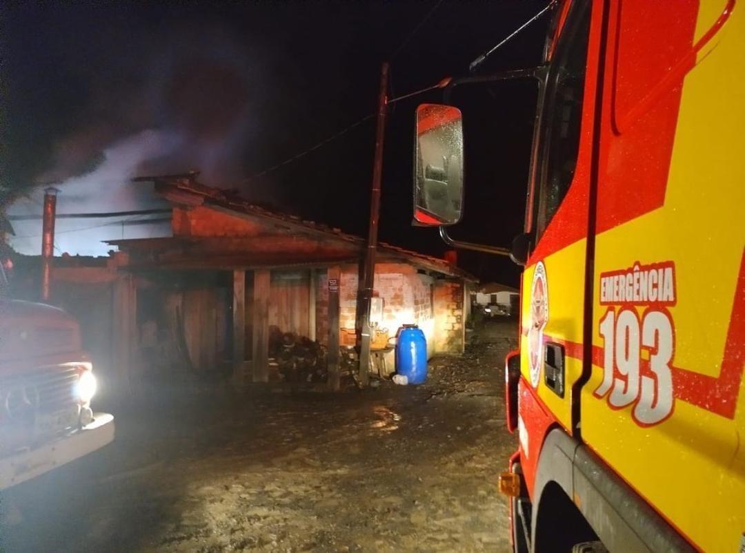 Corpo de Bombeiros Militar orienta sobre como evitar incêndios em estufas de fumo