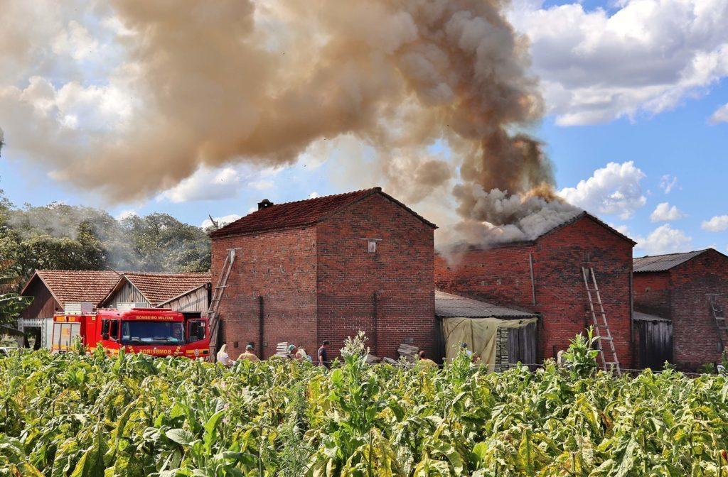 Corpo de Bombeiros orienta agricultores para que façam revisão na estufa de fumo a fim de evitar incêndios
