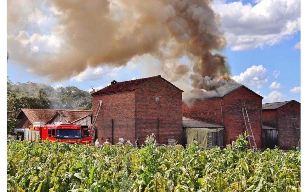 Corpo de Bombeiros orienta agricultores para que façam revisão na estufa de fumo a fim de evitar incêndios
