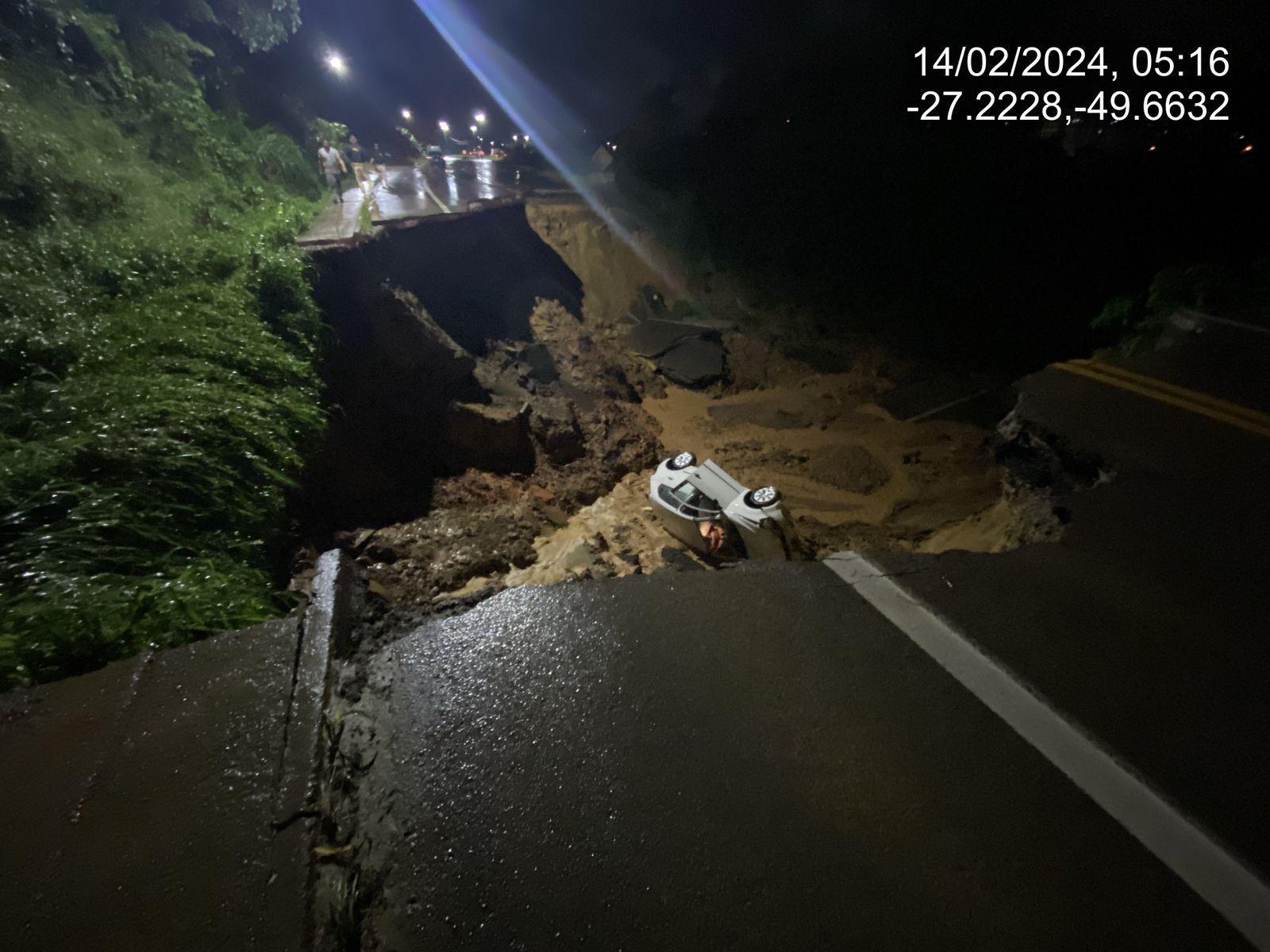 Cratera se abre e interdita BR-470 em Rio do Sul