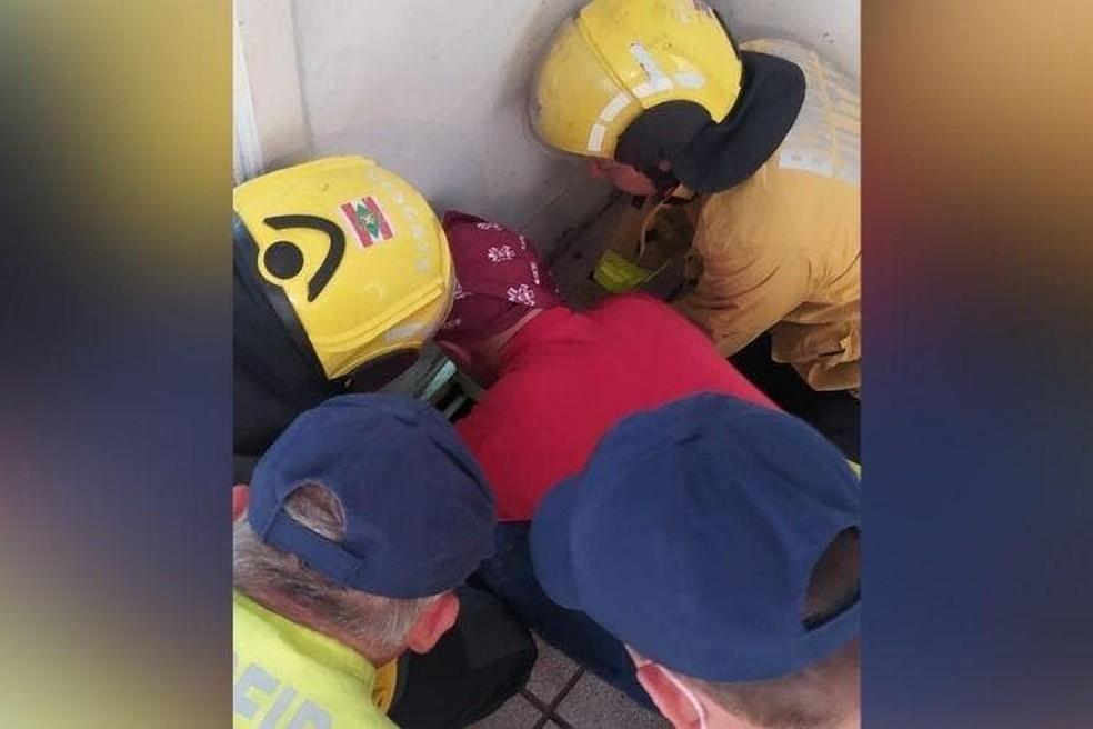 Criança é resgatada após cair em fossa de 2,5 metros de profundidade em SC