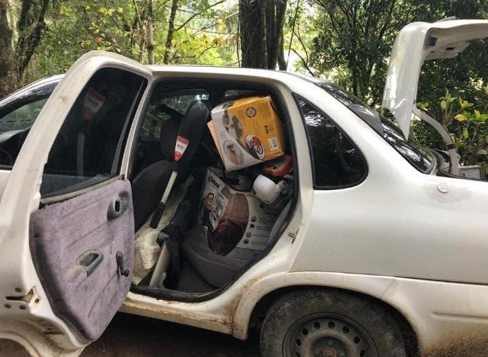 Criminosos arrombam 10 casas em Rio dos Cedros, mas carro falha na fuga e PM recupera produtos
