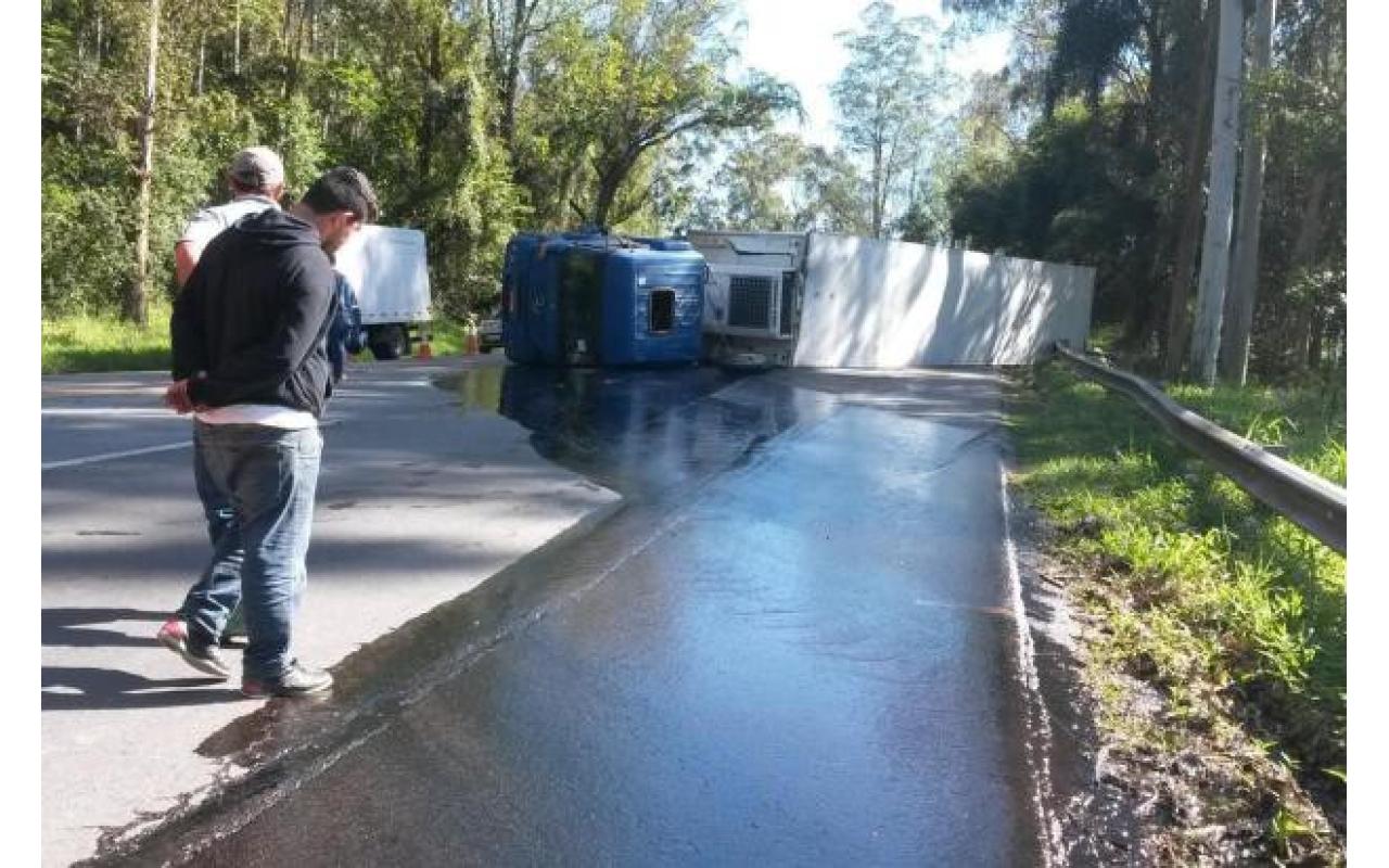 Caminhão frigorífico tomba e bloqueia pista na BR-470 em Ibirama, no Alto Vale