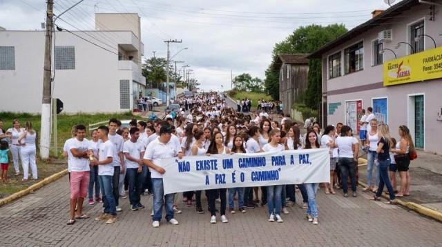 Centenas de pessoas pedem justiça no caso 