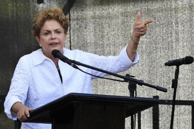 Dilma diz a jornal que não vai cair e responde Lula: 