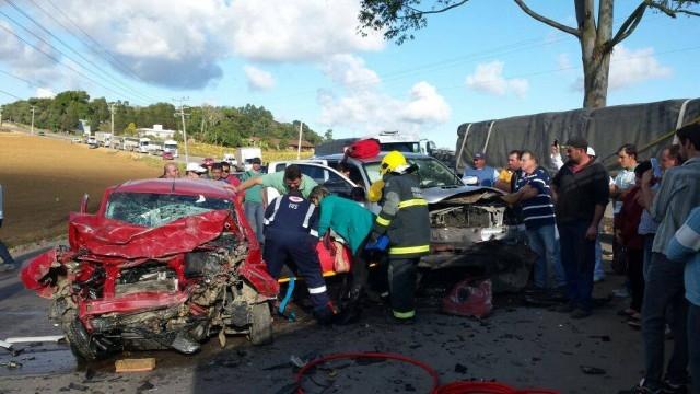 ACIDENTE: Hilux e Fiat Uno colidem frontalmente na Bela Vista em Ituporanga  