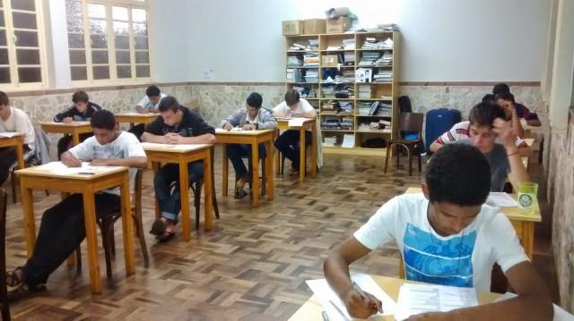 Alunos do Seminário São Francisco de Assis fazem provão para testar conhecimentos