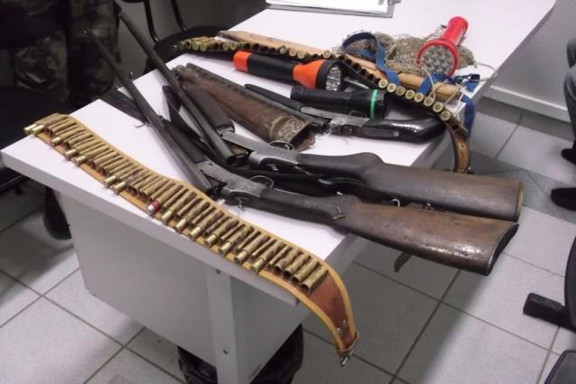 Polícia Militar e Ambiental prende homem e apreende adolescentes com armas e munições em Agrolândia