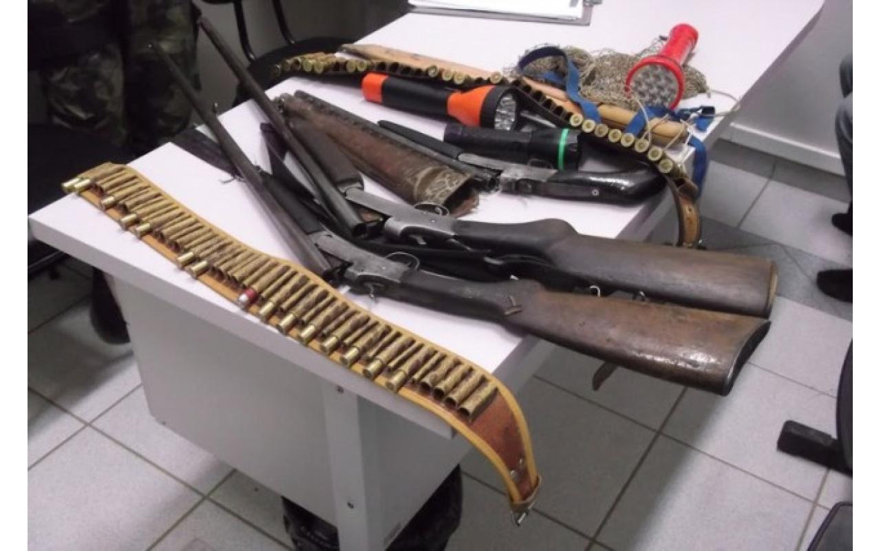 Polícia Militar e Ambiental prende homem e apreende adolescentes com armas e munições em Agrolândia