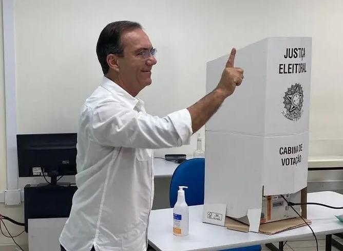 Décio Lima vota em Blumenau e afirma que estar no 2º turno "representa uma vitória"