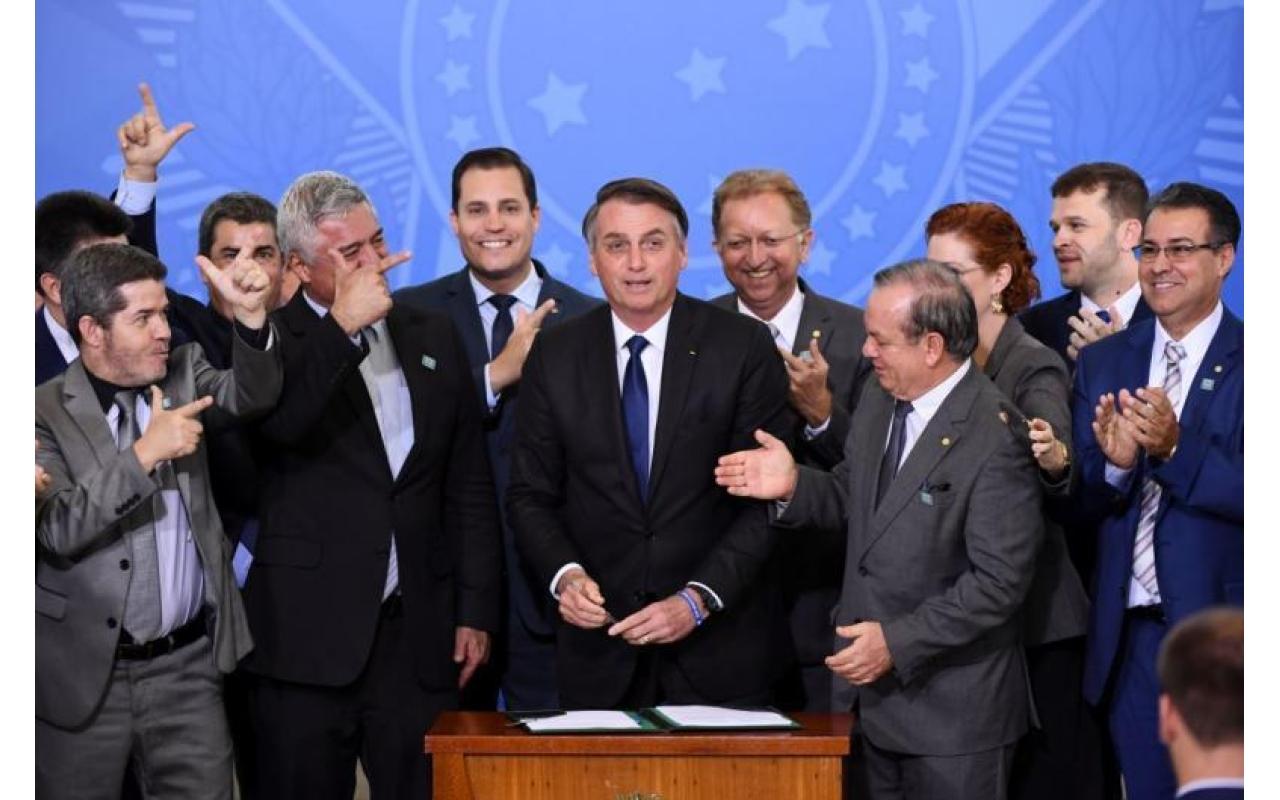 Decreto de Bolsonaro também facilita porte de arma para caminhoneiros, agentes públicos e políticos