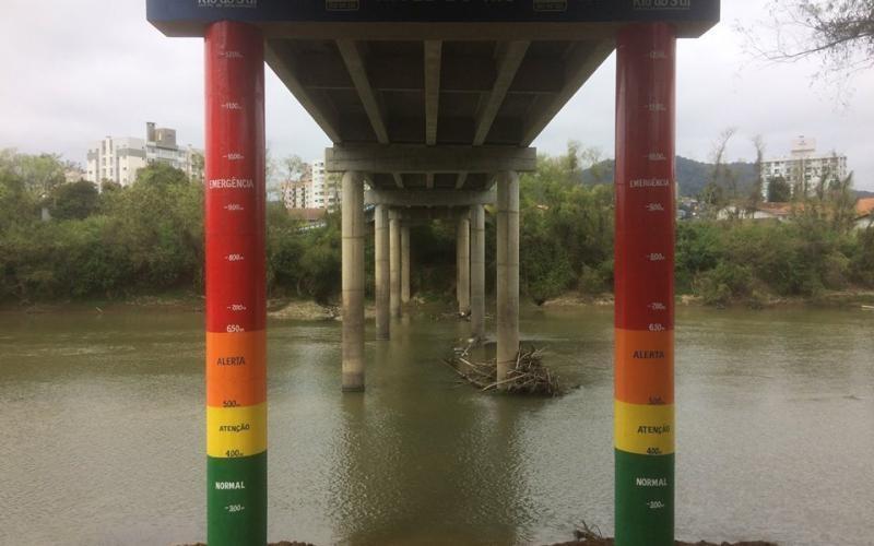 Defesa Civil de Rio do Sul pinta em pilares de ponte os níveis do Rio Itajaí-Açu