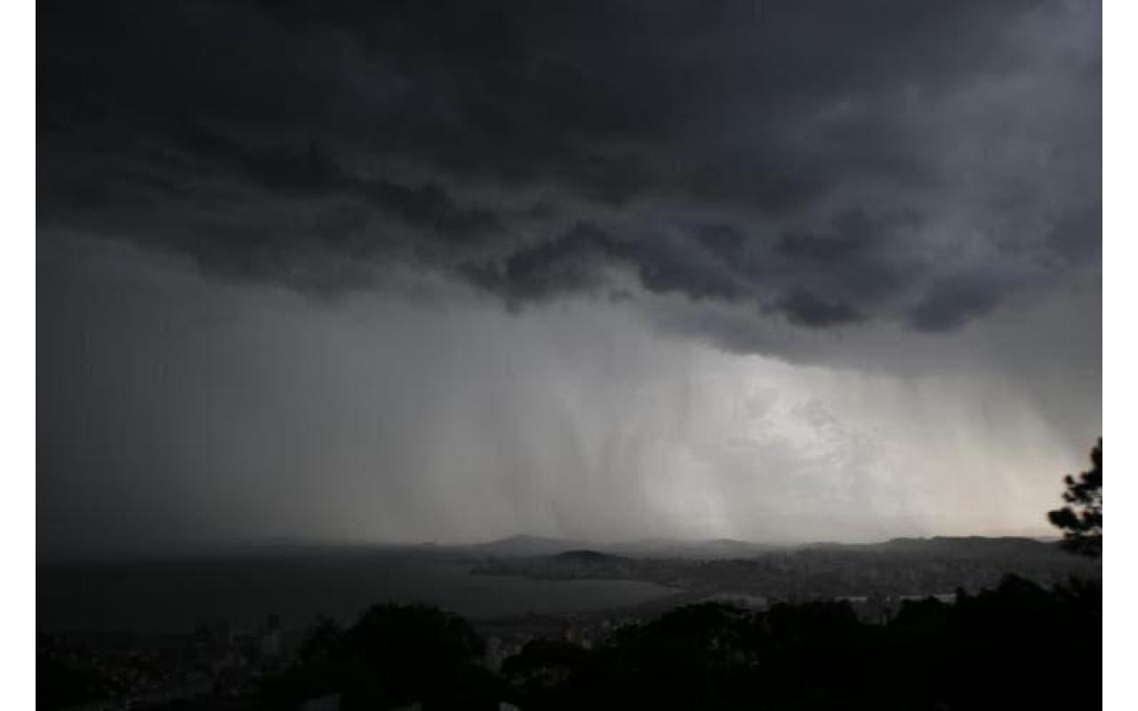 Defesa Civil emite alerta de chuva volumosa em SC para o final de semana