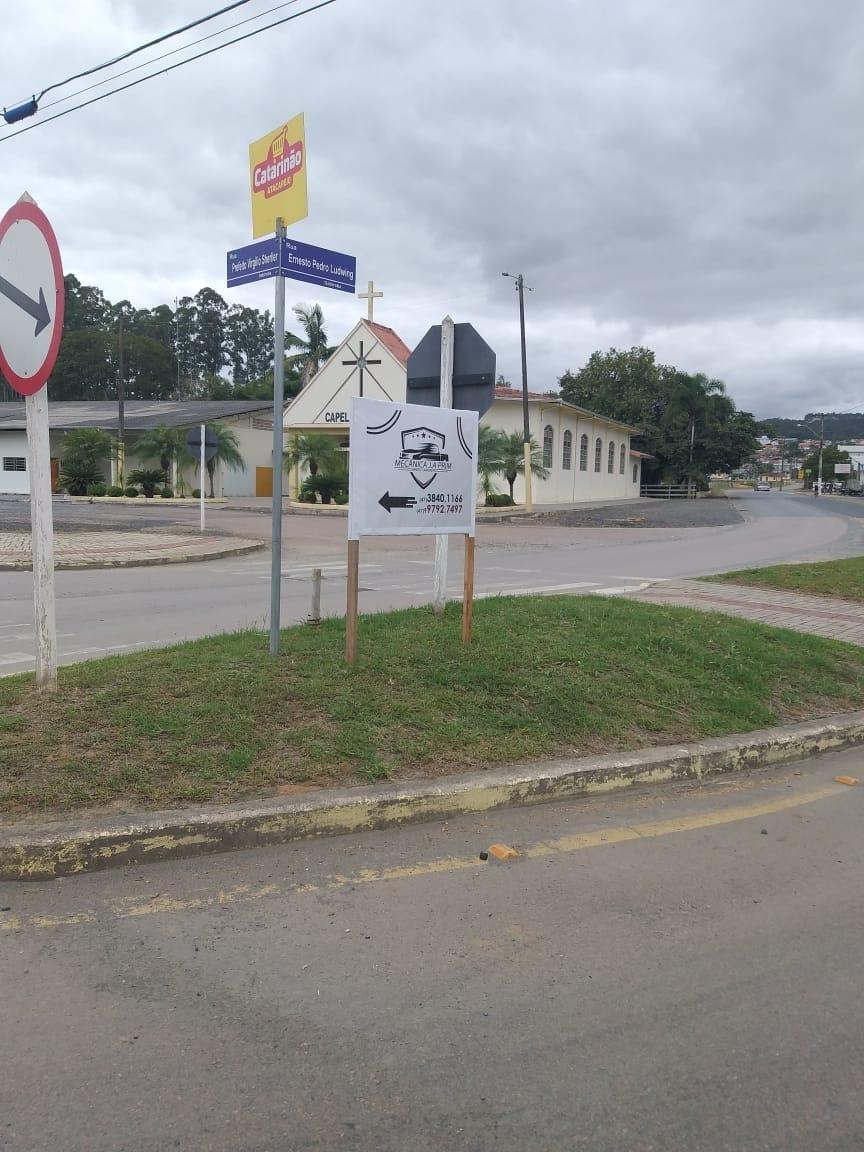 Demutran deve fiscalizar em Ituporanga colocação indevida de placas publicitárias e utilização da via pública por revendas de automóveis