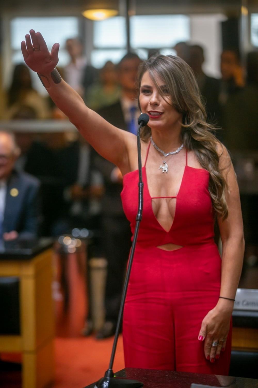Deputada de SC registra boletim de ocorrência após sofrer ataques nas redes sociais por causa de decote