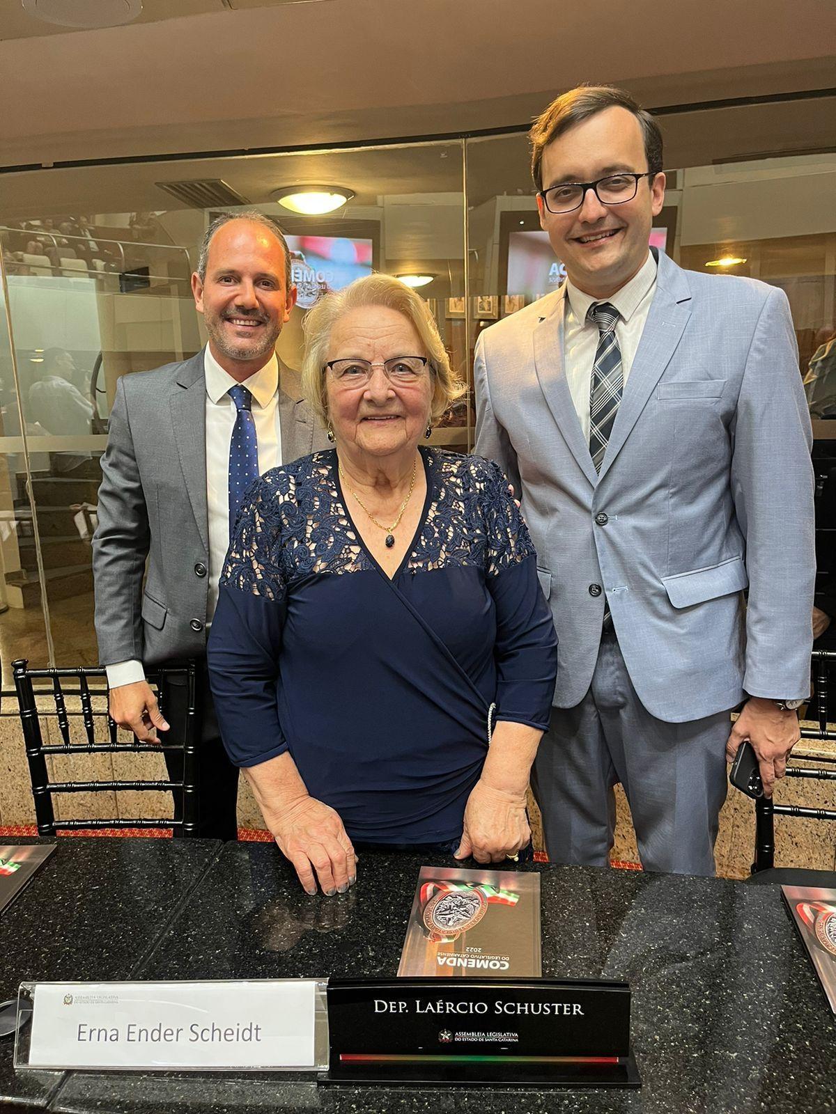 Deputado Laércio Schuster presta homenagem a moradora de Indaial natural de Petrolândia