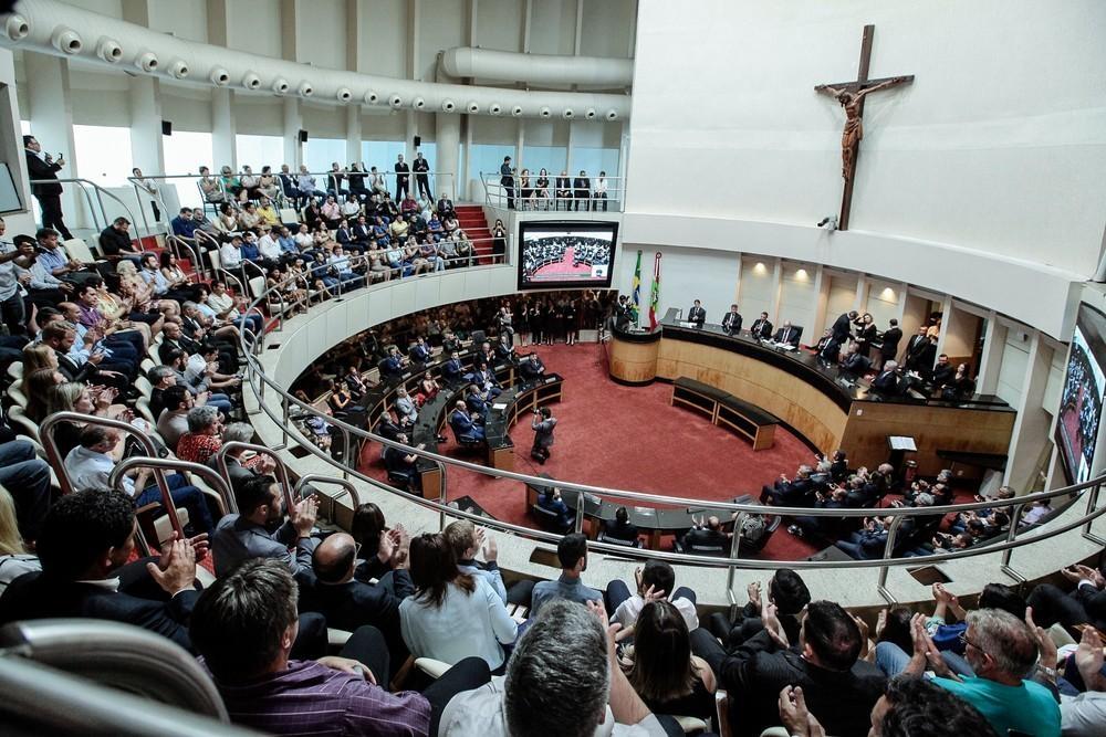 Deputados estaduais tomam posse na Assembleia Legislativa de Santa Catarina