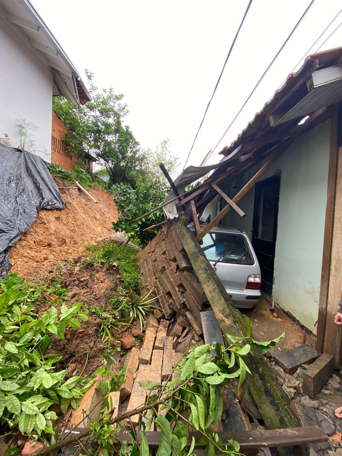 Deslizamento de terra provoca queda de muro em Ituporanga
