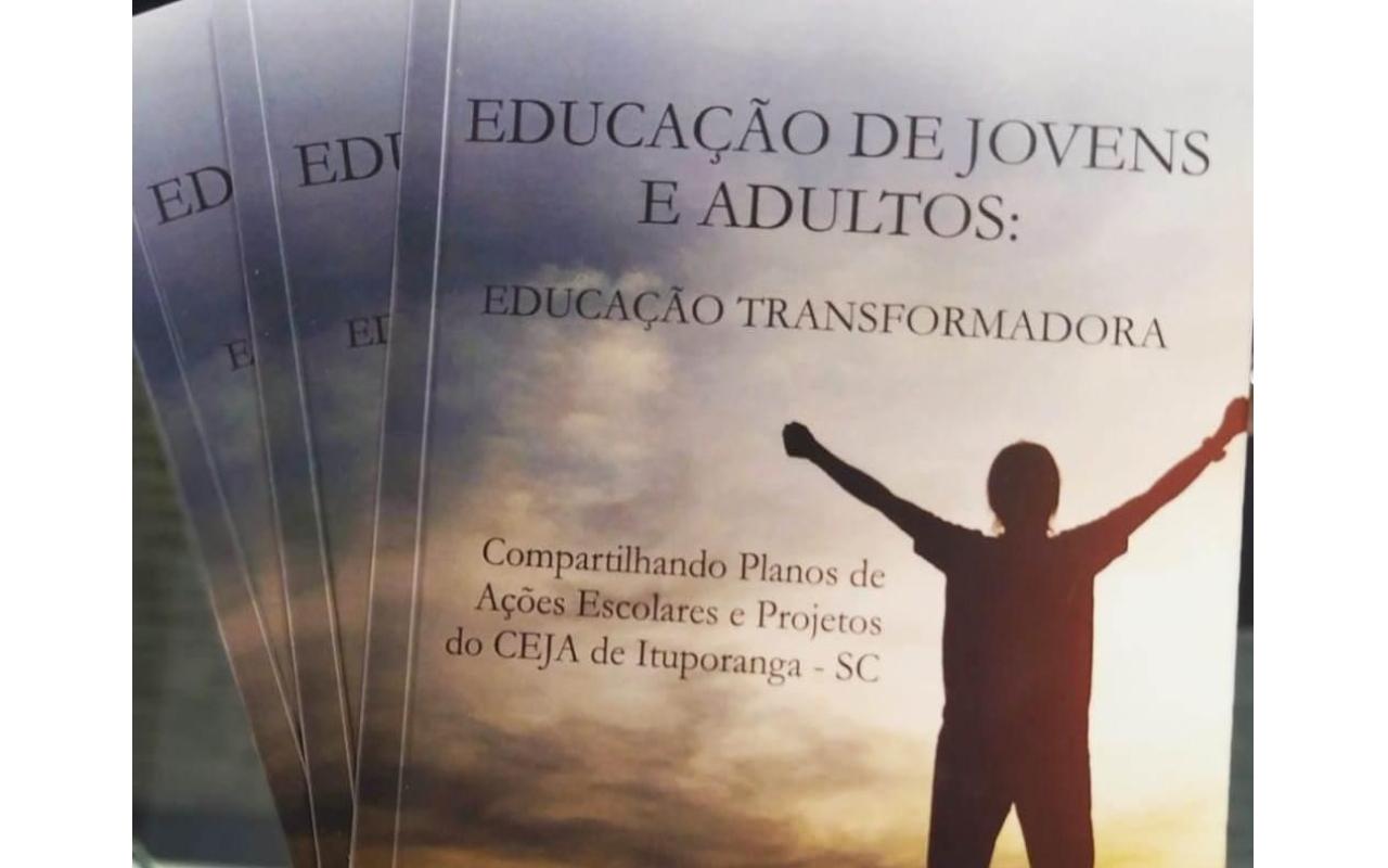 Dia do Professor: Diretora do Ceja de Ituporanga lança livro sobre educação de jovens e adultos