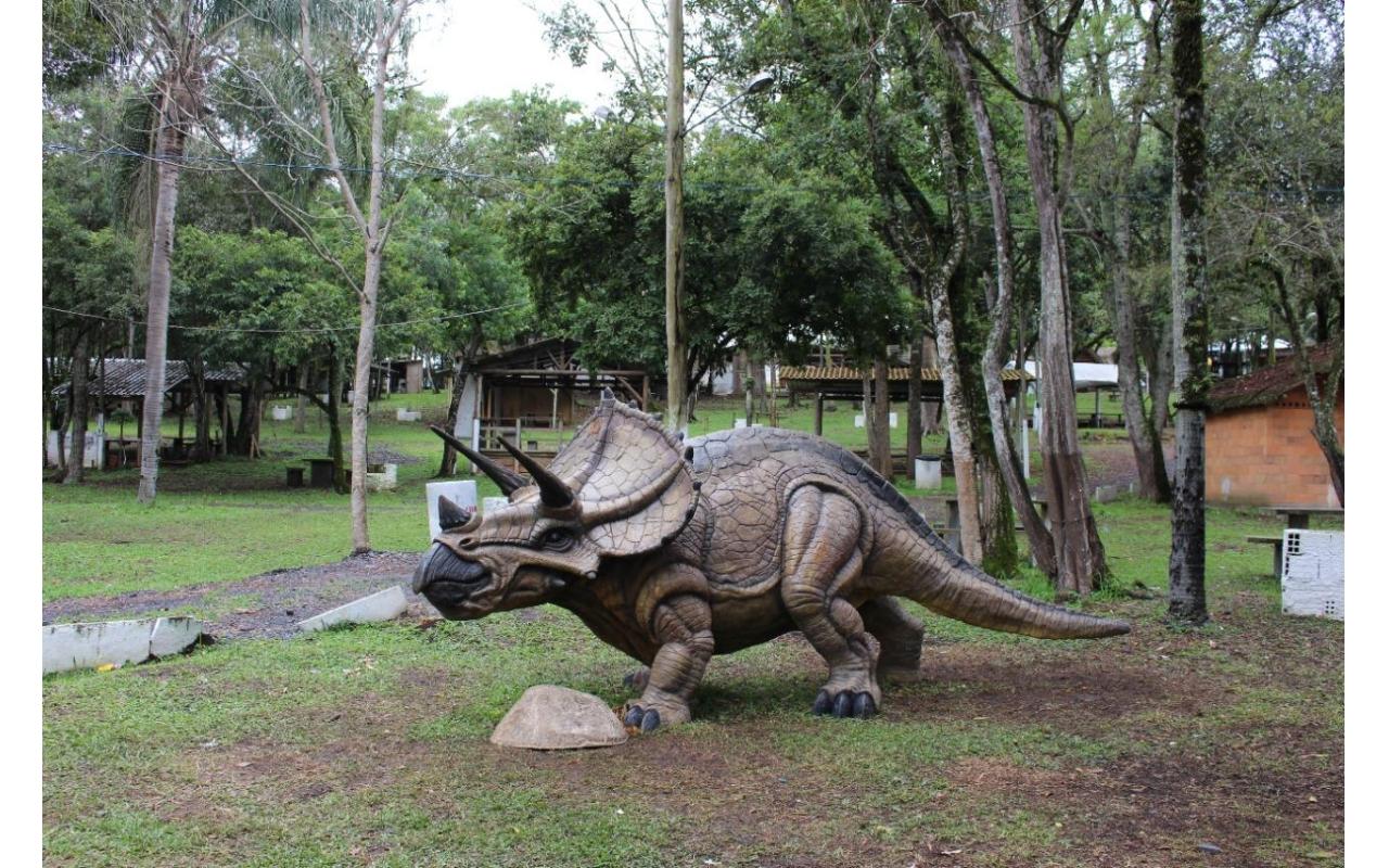 Administração de Ituporanga oportuniza a visitação da comunidade no Parque da Cebola para ver os "dinossauros'