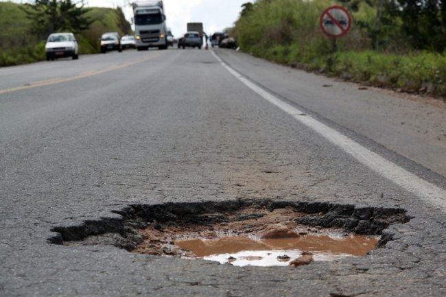DNIT se pronuncia sobre asfalto para tapar buracos na BR-470 que foi jogado na barranca do rio, em Apiúna