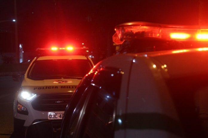 Dois homens com mandados por estupro e roubo são presos no Alto Vale
