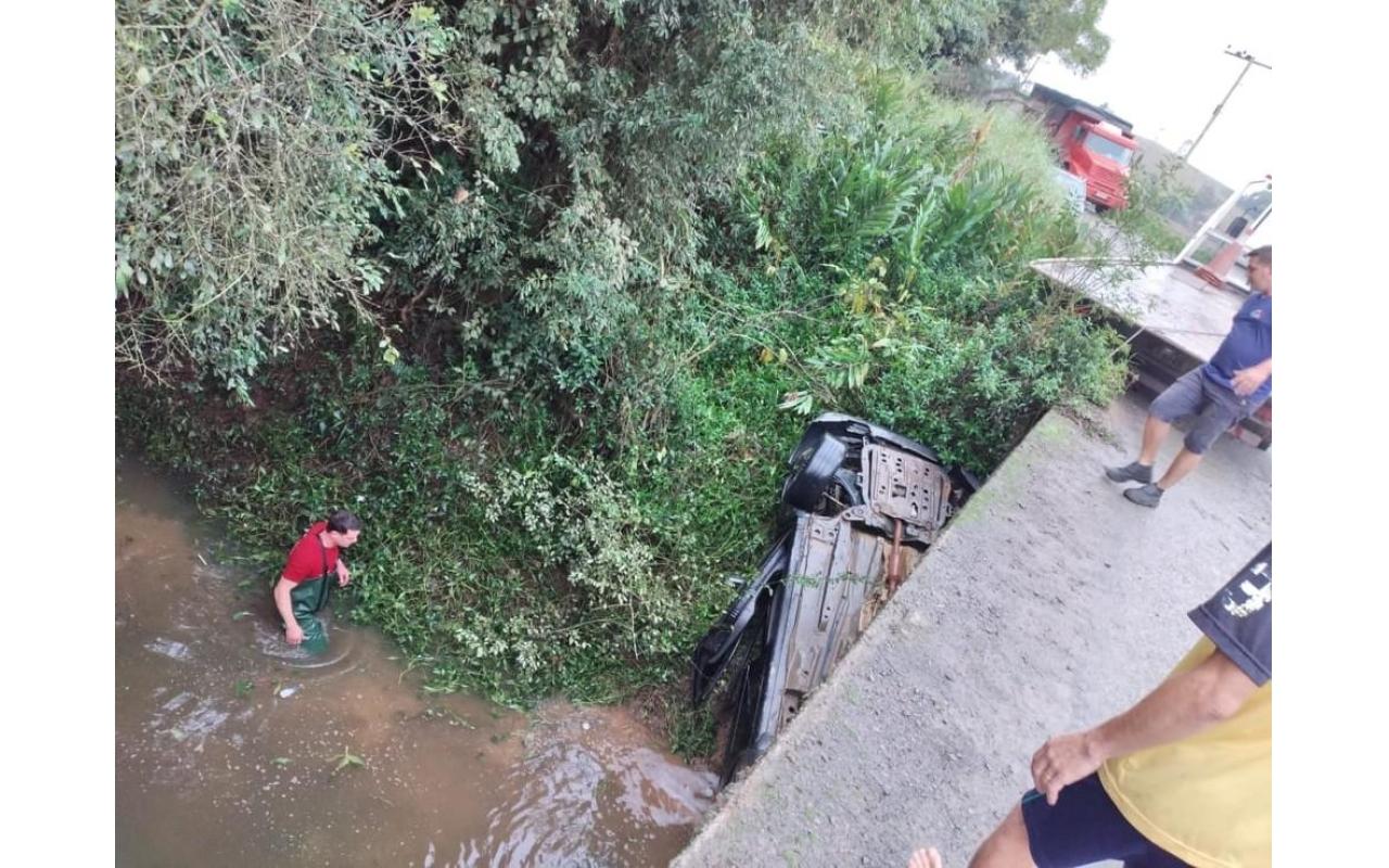 Dois homens morrem após carro cair de ponte e ficar submerso em rio de Pouso Redondo