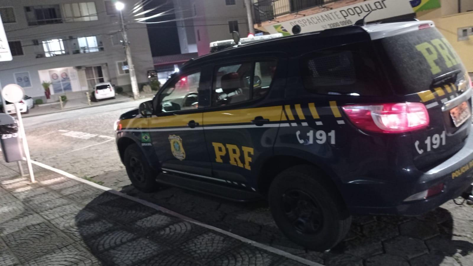 Dois veículos ficam retidos pela PRF durante abordagem
