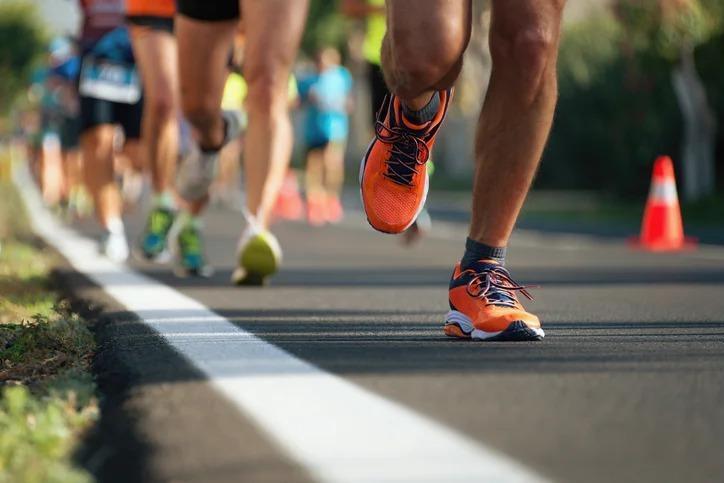 Dor na corrida exige atenção quando limita movimentos ou persiste por vários dias