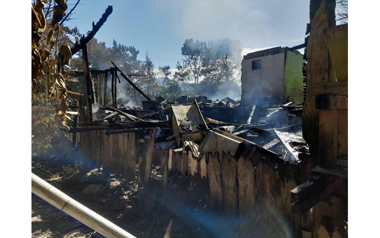 Duas casas são completamente destruídas em incêndio em Rio do Sul