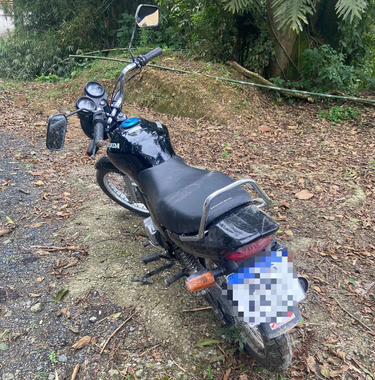 Duas pessoas ficam feridas após queda de motocicleta