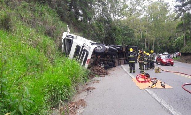 Duas pessoas morrem após carreta tombar na BR-470, em Ibirama