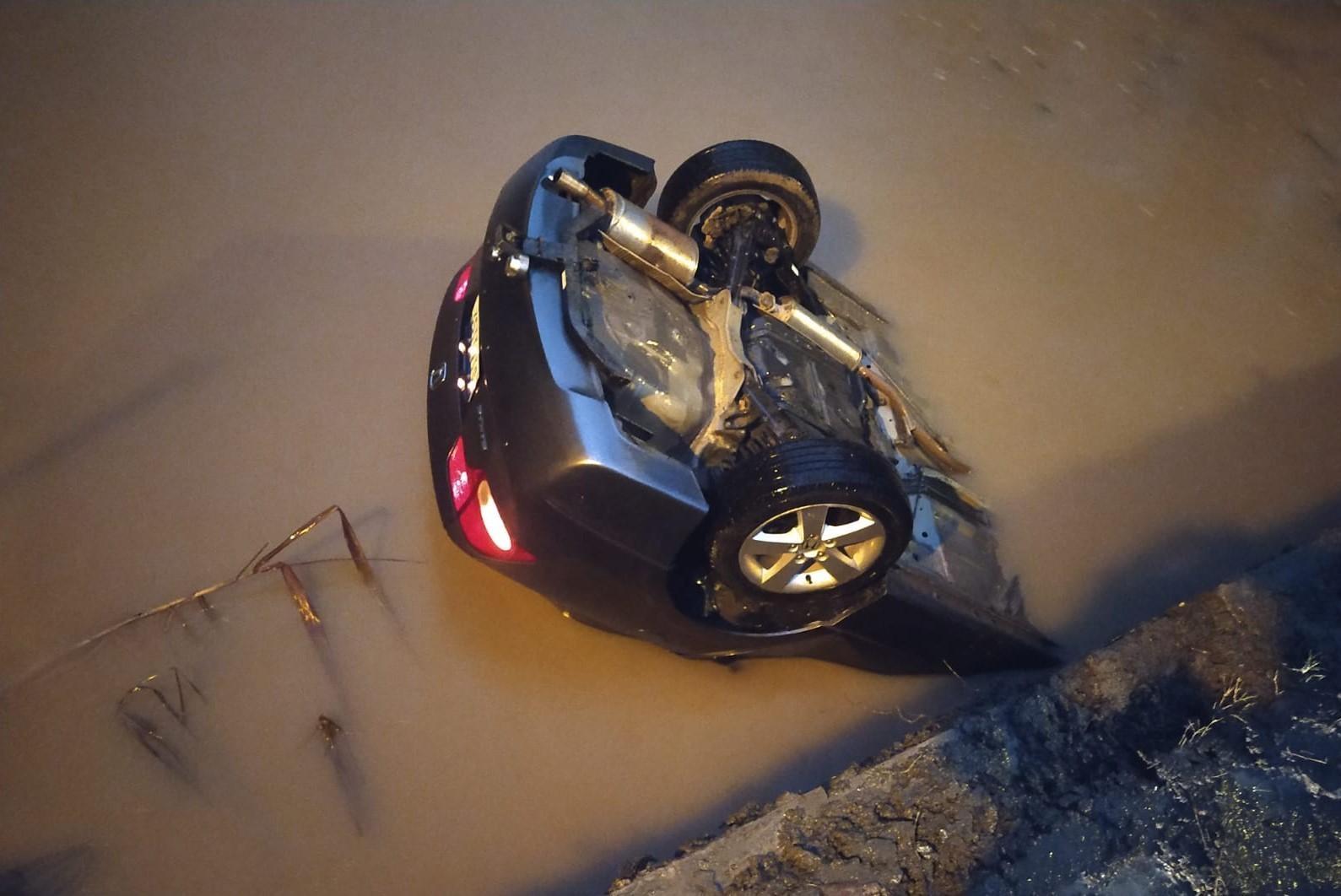 Casal morre após veículo cair em rio no interior de Ituporanga