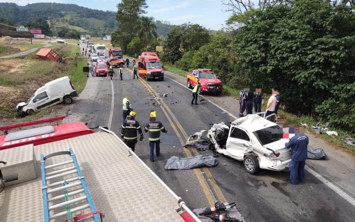 Duas pessoas perdem a vida em grave acidente na BR-470 no Alto Vale 