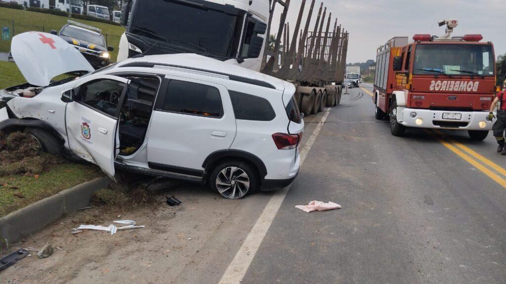 Duas pessoas perdem a vida em acidente envolvendo carro da saúde de prefeitura do Alto Vale