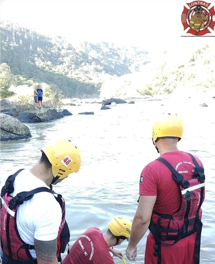 Duas pessoas são resgatadas após ficarem ilhadas no Rio Itajaí-Açu em Lontras