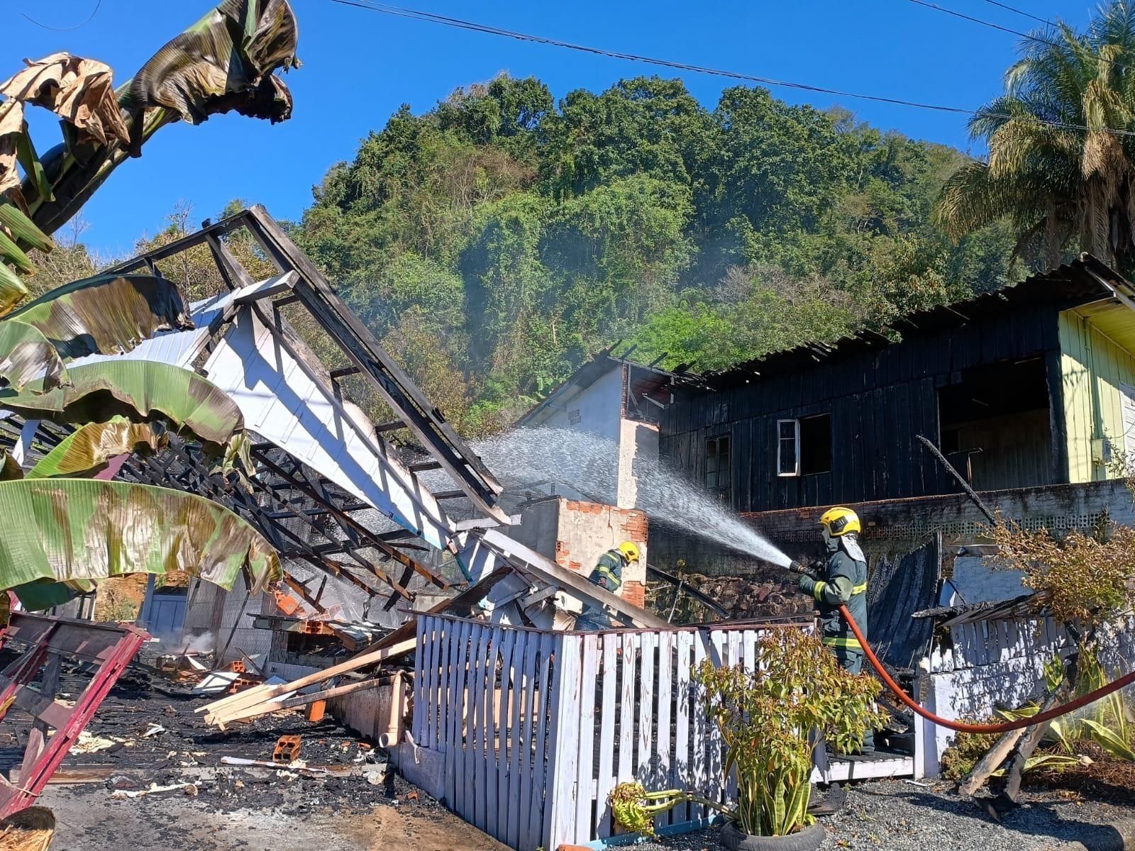 Duas residências ficam destruídas por incêndio em Vidal Ramos 