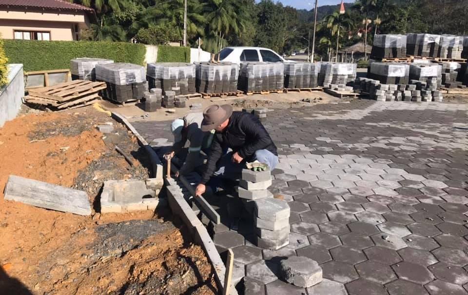 Duas ruas são pavimentadas no Centro de Presidente Nereu