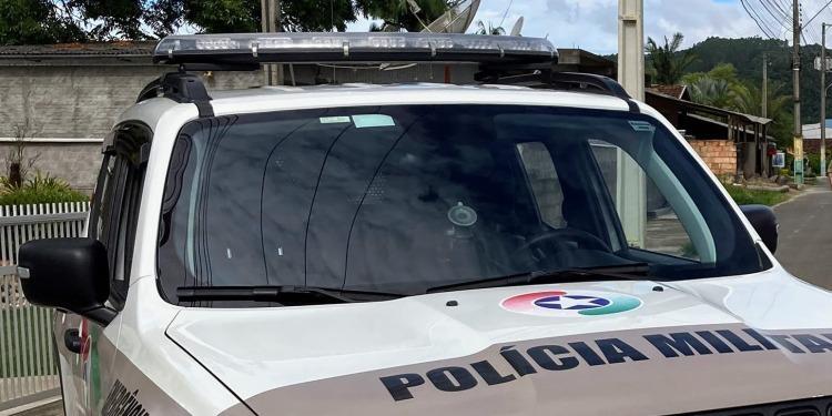 Dupla assalta mercearia e foge em direção a matagal no Alto Vale