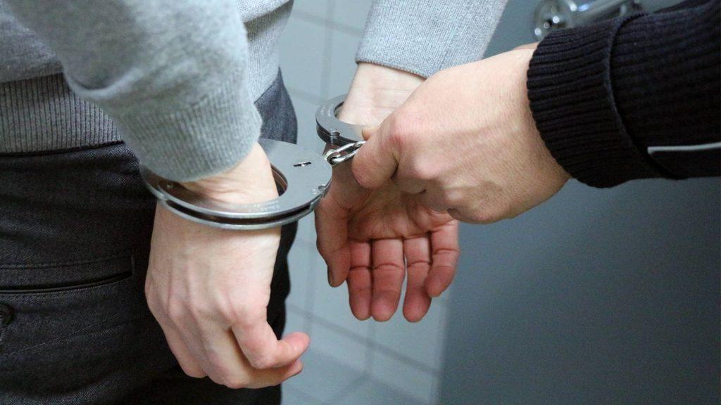 Durante rondas, PM aborda homem com mandado de prisão em aberto pela Comarca de Joinville